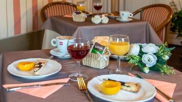 Free daily buffet breakfast