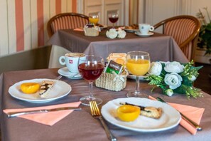 Tägliches inbegriffenes Frühstücksbuffet