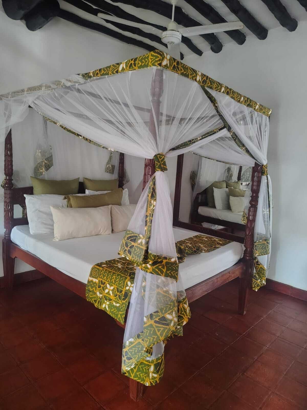 Eenvoudige eenpersoonskamer | Luxe beddengoed, een minibar, een kluis op de kamer, een bureau