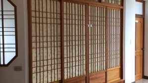 A traditional Japanese sliding door with a wooden frame and frosted glass panels. - Yuan Zhong Yuan B&B (Luye)