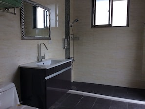 A modern bathroom with a large sink, a mirror, a shower, and a window. - Yuan Zhong Yuan B&B (Luye)