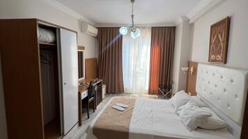 Minibar, in-room safe, desk, WiFi (free)