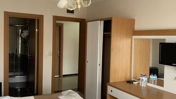 Dobbeltrom | Minibar, safe på rommet, skrivebord og wi-fi (inkludert)