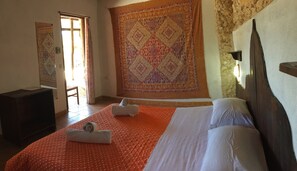 خزنة داخل الغرفة وأسر ّة أطفال/رضّع (مجانًا)