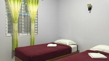 Standard Twin Room | Minibar, desk, bed sheets