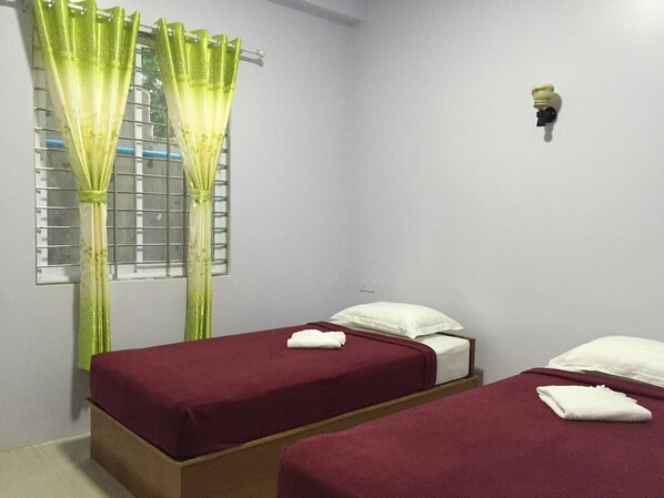 標準雙床房 | 迷你吧、書桌、床單