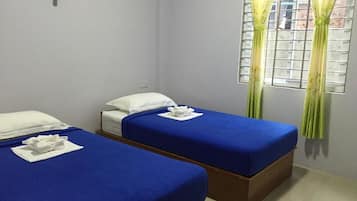 Minibar, bureau, draps fournis