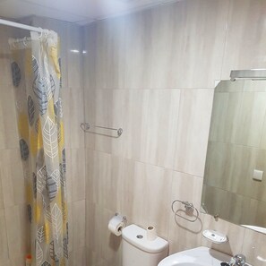 淋浴设施、免费洗浴用品、吹风机、毛巾