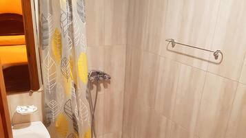 Ducha, artículos de higiene personal gratuitos y secador de pelo