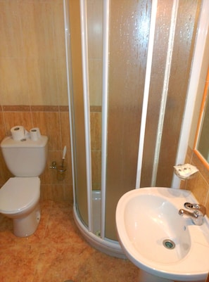 Ducha, artículos de higiene personal gratuitos y secador de pelo