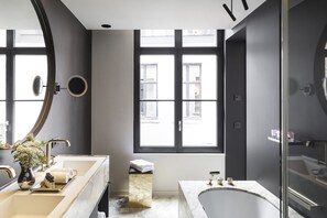 Deluxe suite, 1 kingsize bed (Suite 5) | Badkamer | Een haardroger, handdoeken