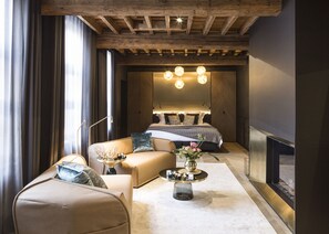 1 dormitorio, caja fuerte, escritorio y cortinas opacas