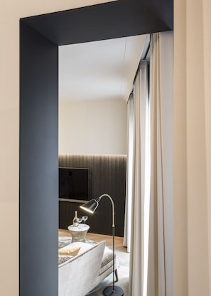 Suite junior, 1 cama de matrimonio grande (Suite 6) | 1 dormitorio, caja fuerte, escritorio y cortinas opacas