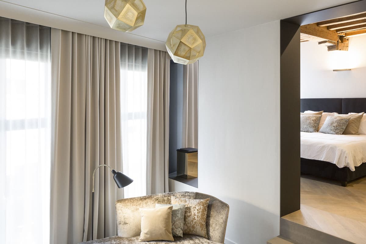 Suite Junior, 1 letto king (Suite 6) | 1 camera, una cassaforte in camera, una scrivania, tende oscuranti