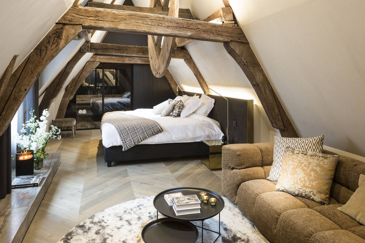 Suite – junior, 1 kingsize-seng | 1 soverom, safe på rommet, skrivebord og blendingsgardiner