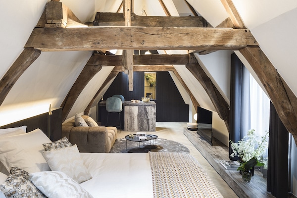 Junior suite, 1 kingsize bed | 1 slaapkamer, een kluis op de kamer, een bureau