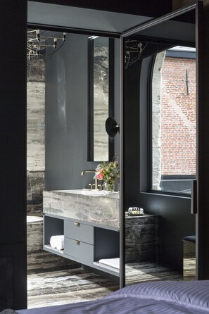 Executive Suite, 1 King Bed, Accessible, Kitchenette (Suite 1) | Bathroom | Hair dryer, towels - de Gulde Schoen (Antwerp)