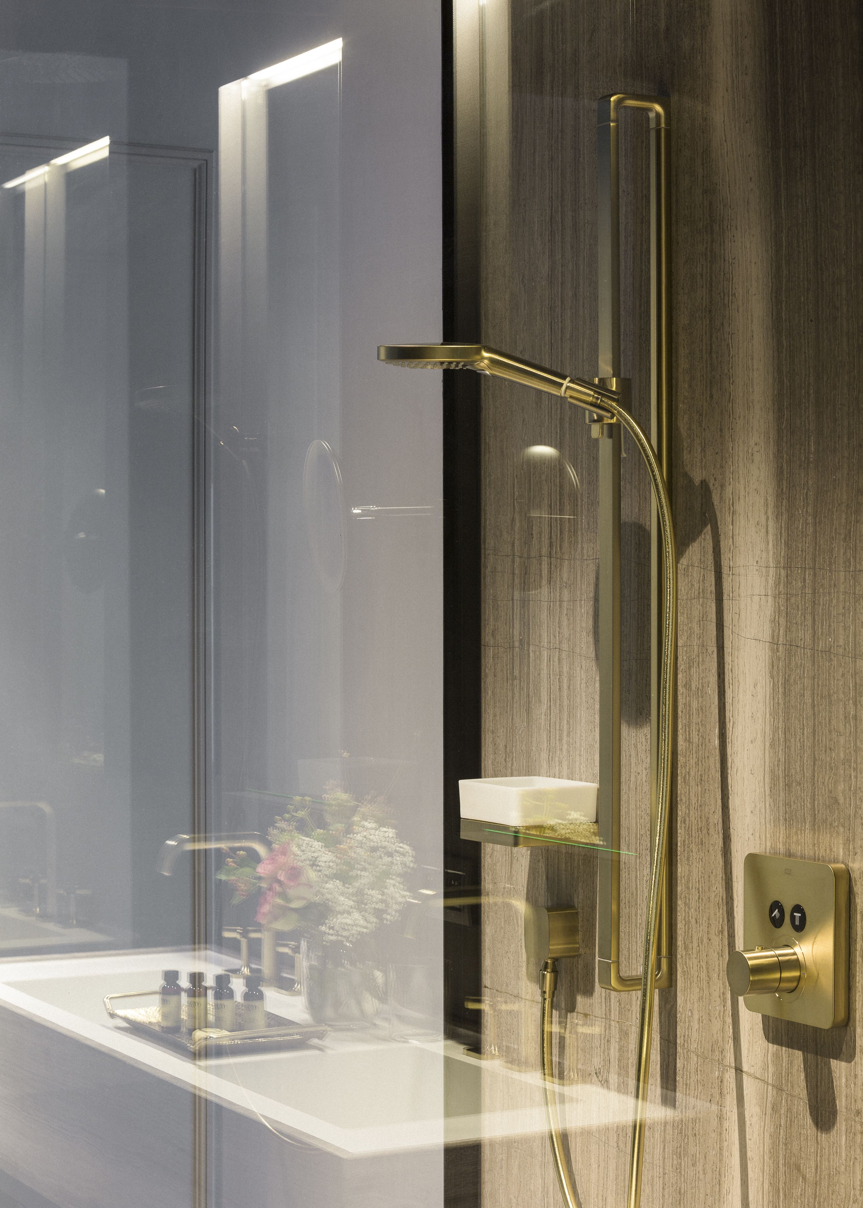 executive suite, 1 king bed (suite 7) | bathroom | hair dryer, towels