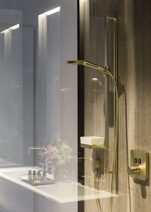 Executive Suite, 1 King Bed (Suite 7) | Bathroom | Hair dryer, towels - de Gulde Schoen (Antwerp)