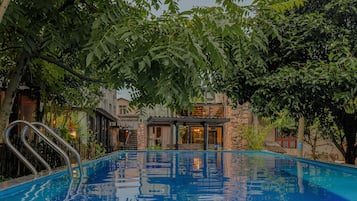 2 outdoor pools, free cabanas, pool umbrellas