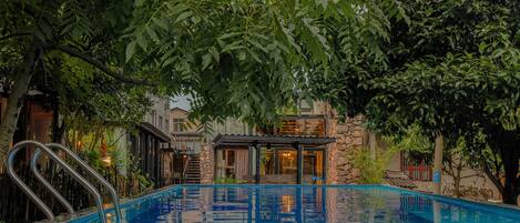 2 outdoor pools, free cabanas, pool umbrellas