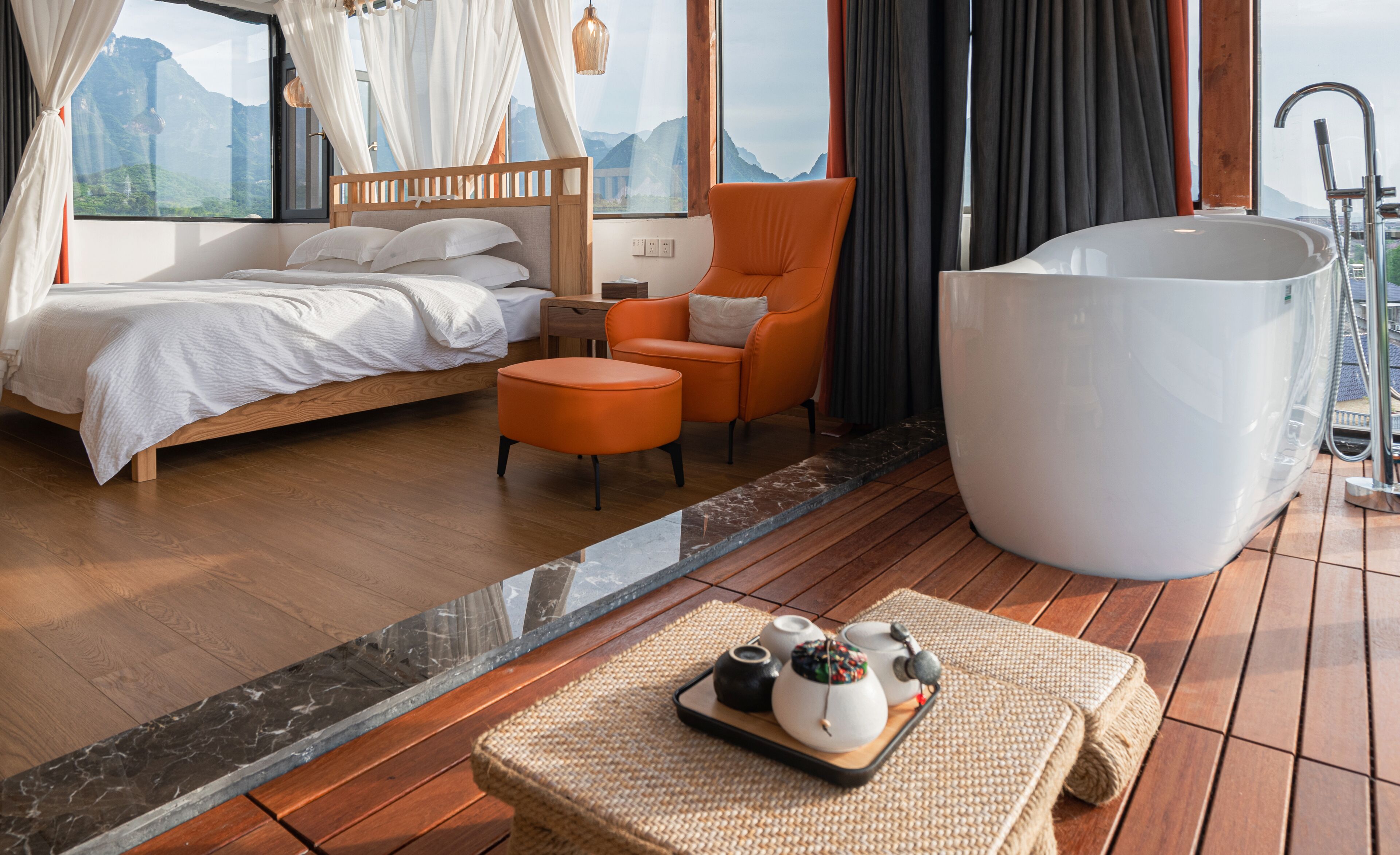 天门山全景智能大床房 | 高档床上用品、羽绒被、遮光窗帘、隔音