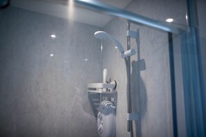 Bathroom shower - Fir Tree B&B at Galvelbeg House (Crieff)