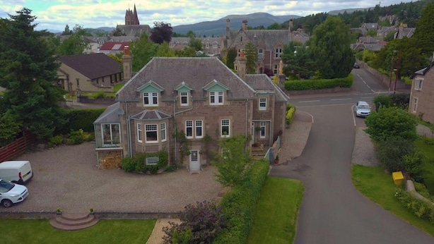 A two-story house with a driveway and a small garden. - Fir Tree B&B at Galvelbeg House (Crieff)