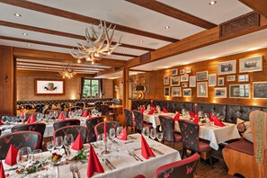 Breakfast, lunch, dinner served; local cuisine  - Hotel Schäfflerwirt (Aschheim)