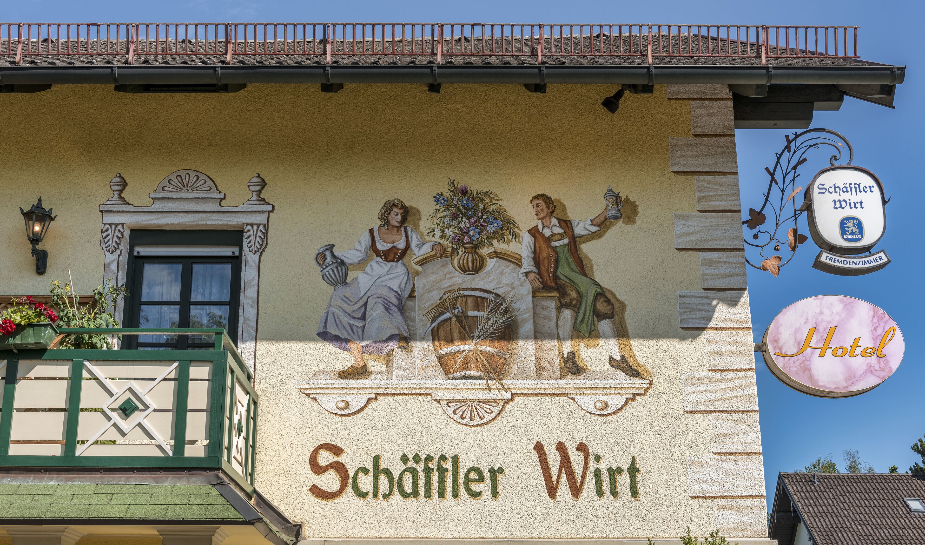 Un mural amb una dona i un home, una canya de cervesa i una cistella a la paret. Es pot veure el text "Schaafler Wirt".