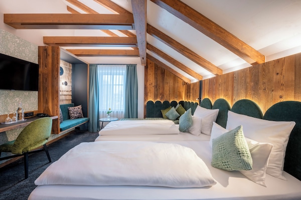 Junior Studio Suite | Hypo-allergenic bedding, down comforters, individually decorated