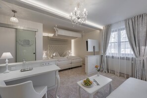 Premium Triple Room | Hypo-allergenic bedding, down comforters, individually decorated - Hotel Schäfflerwirt (Aschheim)