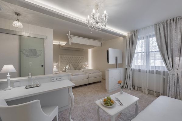 Habitación triple Premium | Ropa de cama hipoalergénica y decoración personalizada 