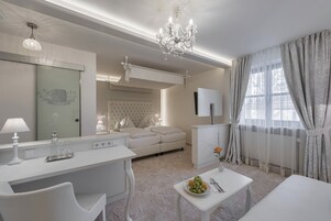 Premium Triple Room | Hypo-allergenic bedding, down comforters, individually decorated