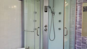Chambre Triple, salle de bains privée | Salle de bain