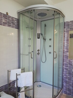 Triple Room, Private Bathroom | Bathroom | Shower, free toiletries, hair dryer, bidet - Akron b&b (Sant'Alessio Siculo)