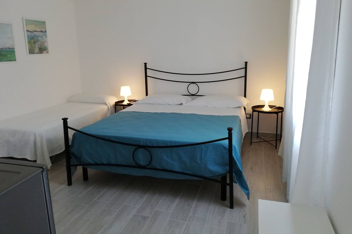 Driepersoonskamer, privébadkamer | Gratis wifi, beddengoed