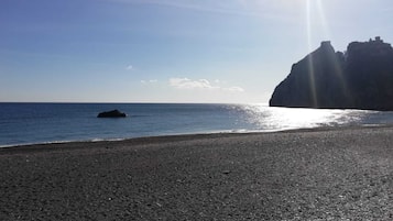 På stranden