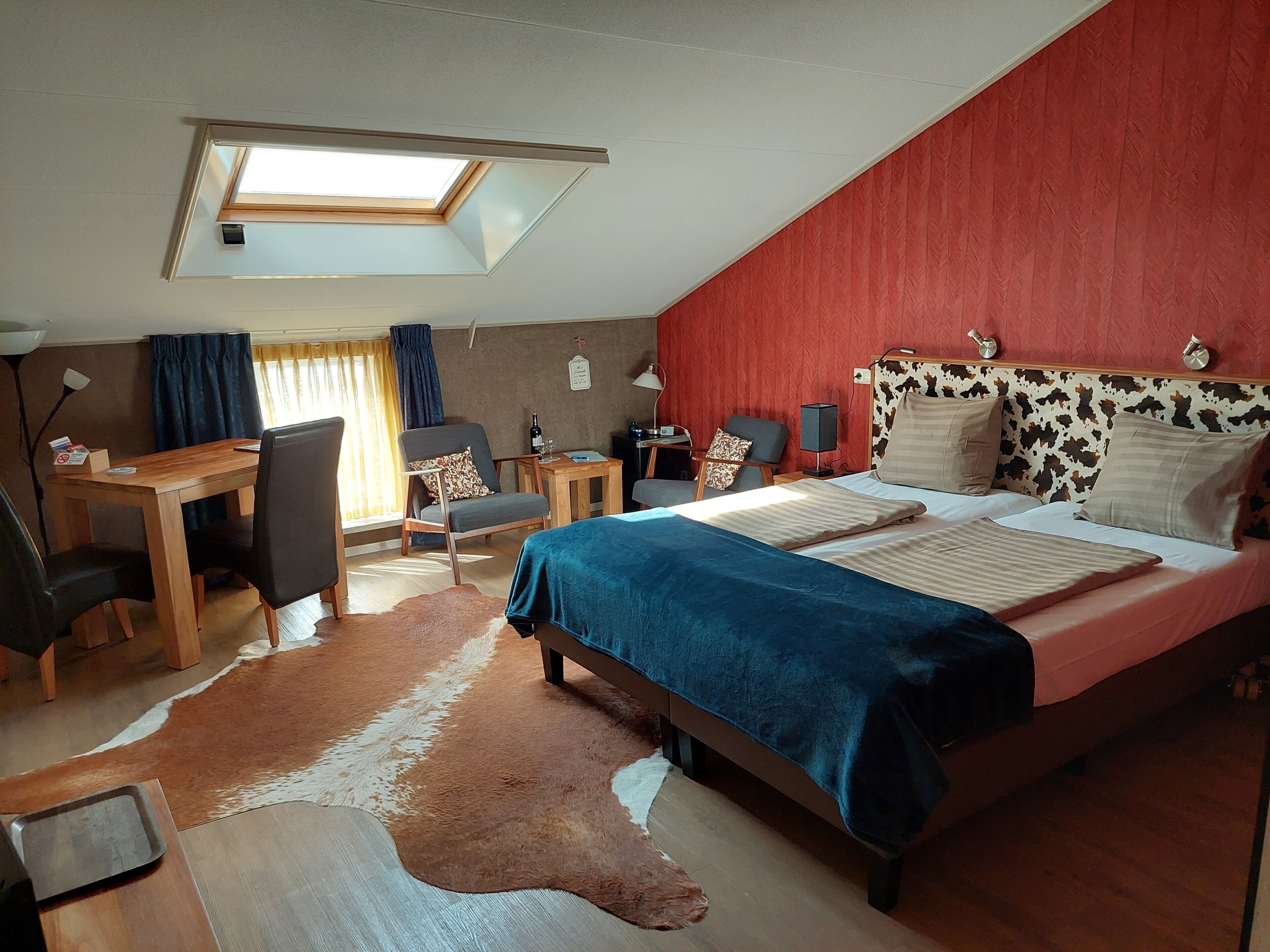 Une chambre à coucher avec un lit, un bureau et une chaise.