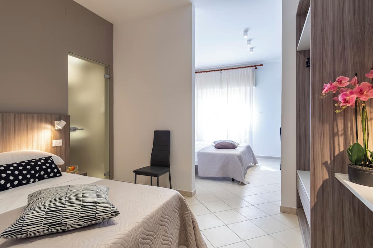 Habitación cuÔdruple familiar | Escritorio, wifi gratis y ropa de cama