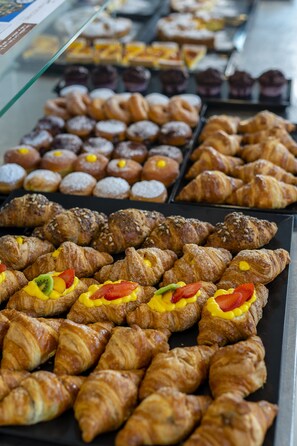 A variety of pastries displayed in a bakery. - Hotel Mocambo (Riccione)