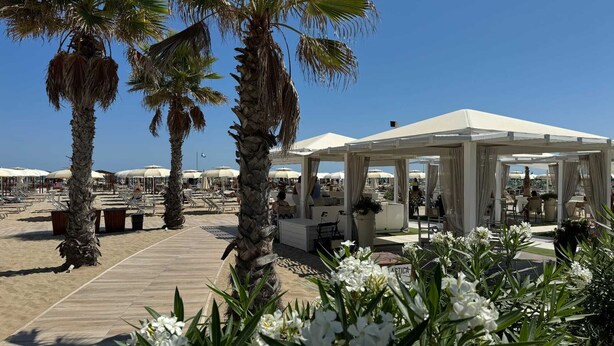 Private beach nearby, white sand, sun loungers, beach umbrellas - Hotel Mocambo (Riccione)