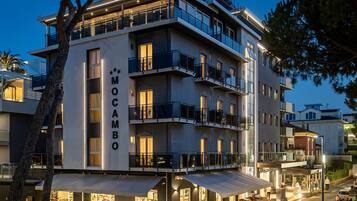Fassade der Unterkunft – Abend/Nacht