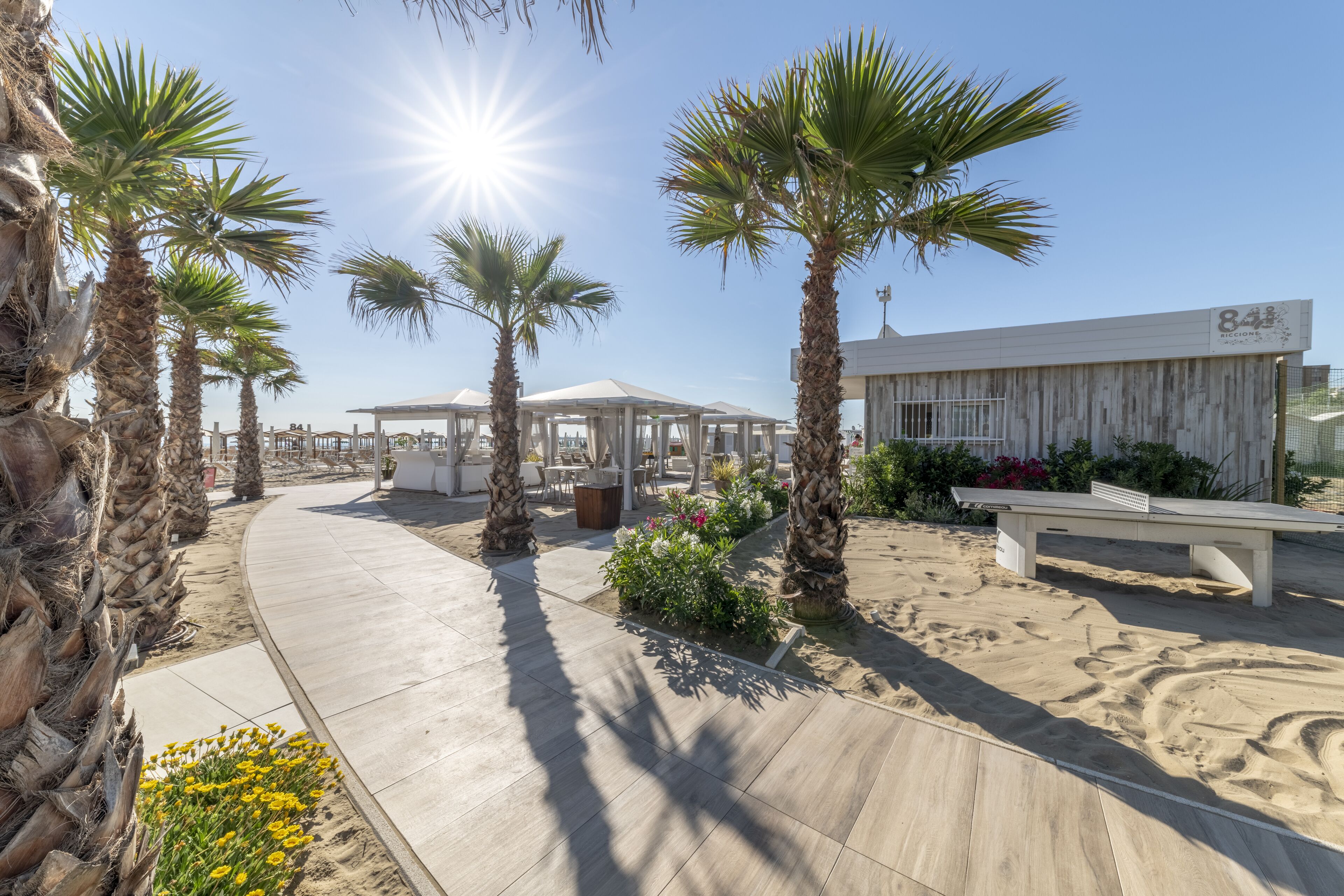 Plage privée à proximité, sable blanc, chaises longues, parasols