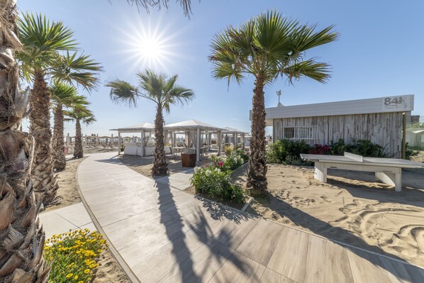 Privatstrand in der Nähe, weißer Sandstrand, Liegestühle, Sonnenschirme