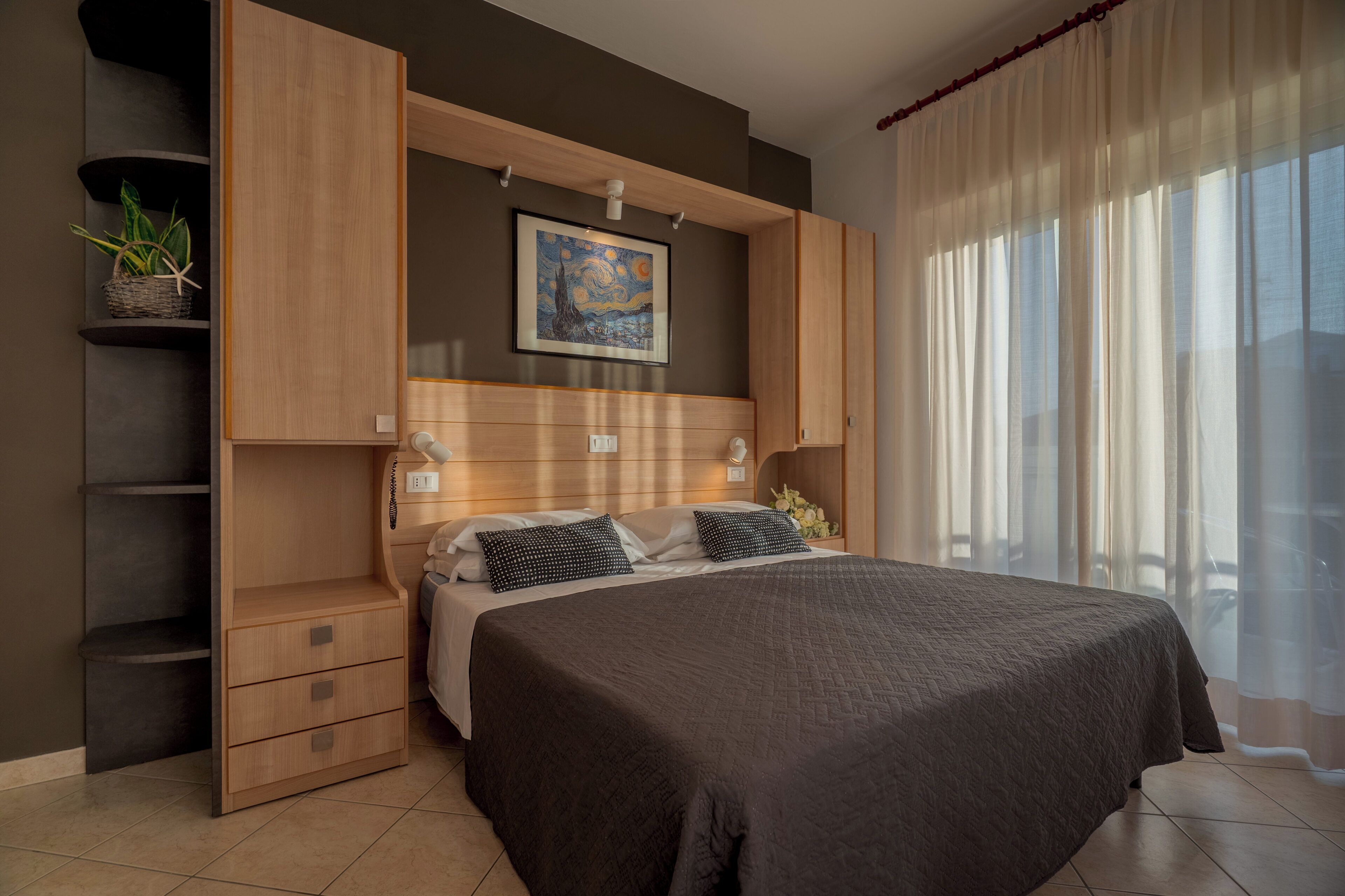 Superior kamer, 1 twee- of 2 eenpersoonsbedden, uitzicht op stad, op de hoek | Een bureau, gratis wifi, beddengoed