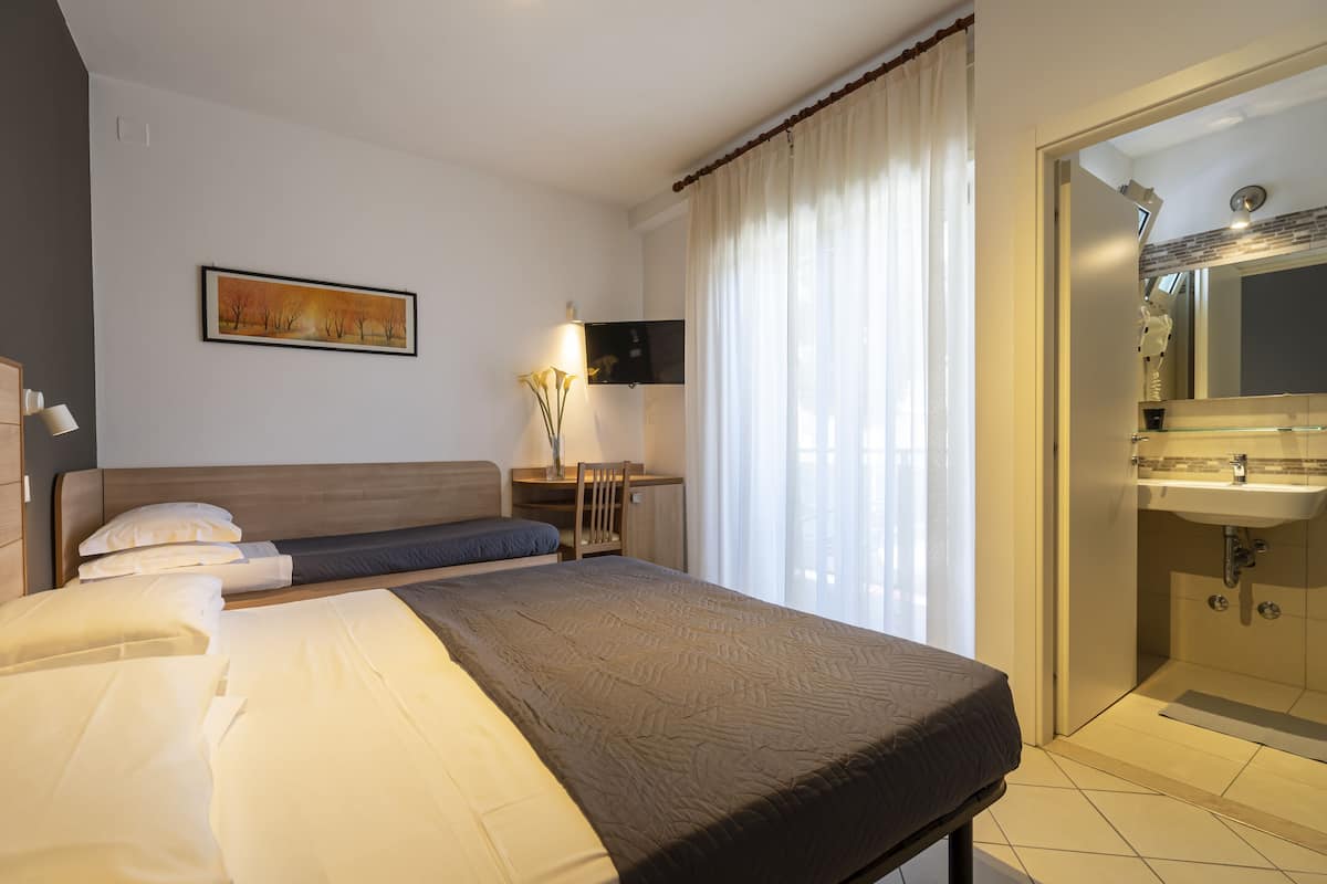 Superior-Dreibettzimmer, eingeschränkter Meerblick, Eckzimmer | Schreibtisch, kostenloses WLAN, Bettwäsche