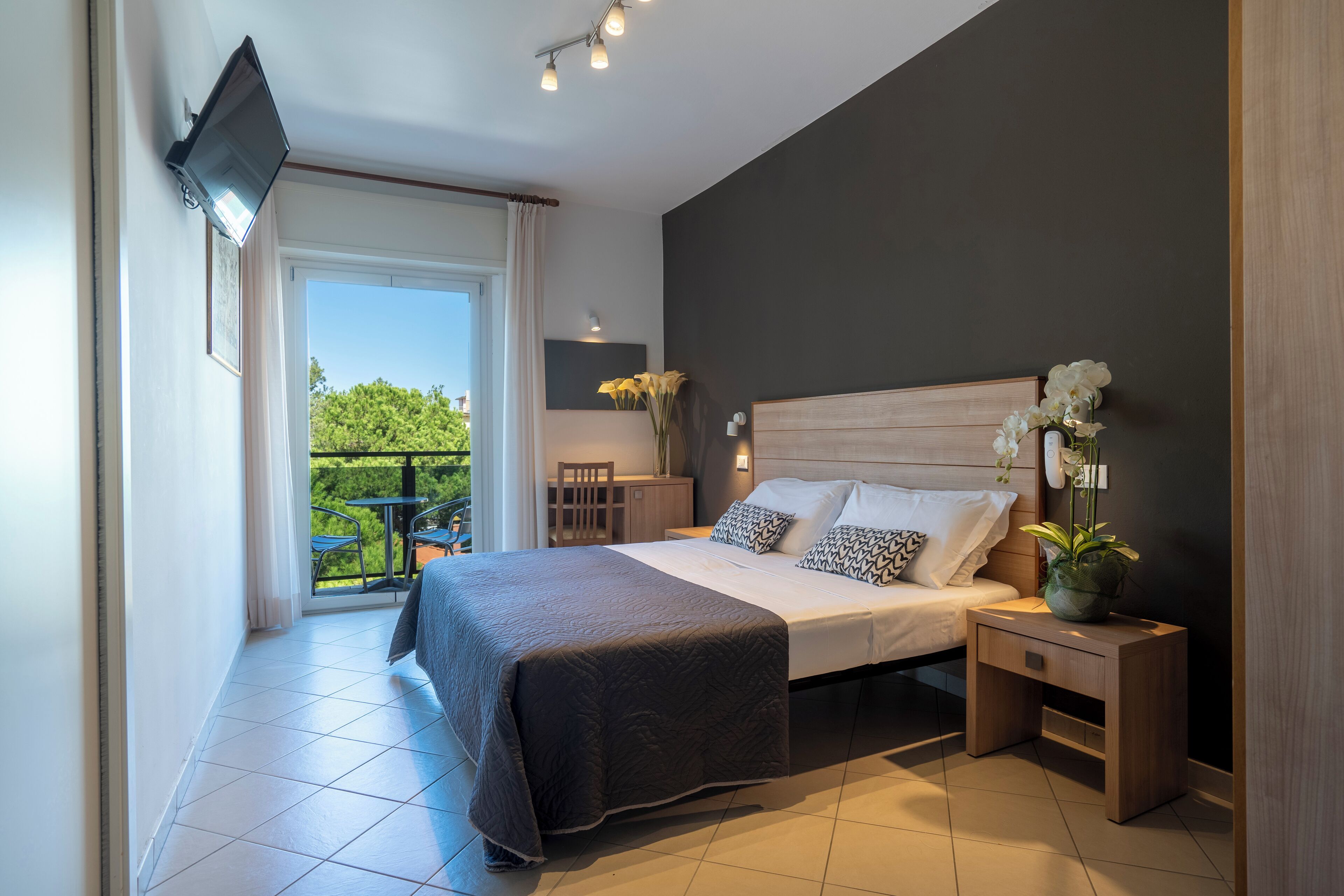 Escritorio, wifi gratis y ropa de cama 