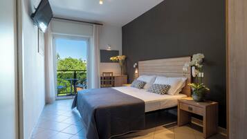 Escritorio, wifi gratis y ropa de cama