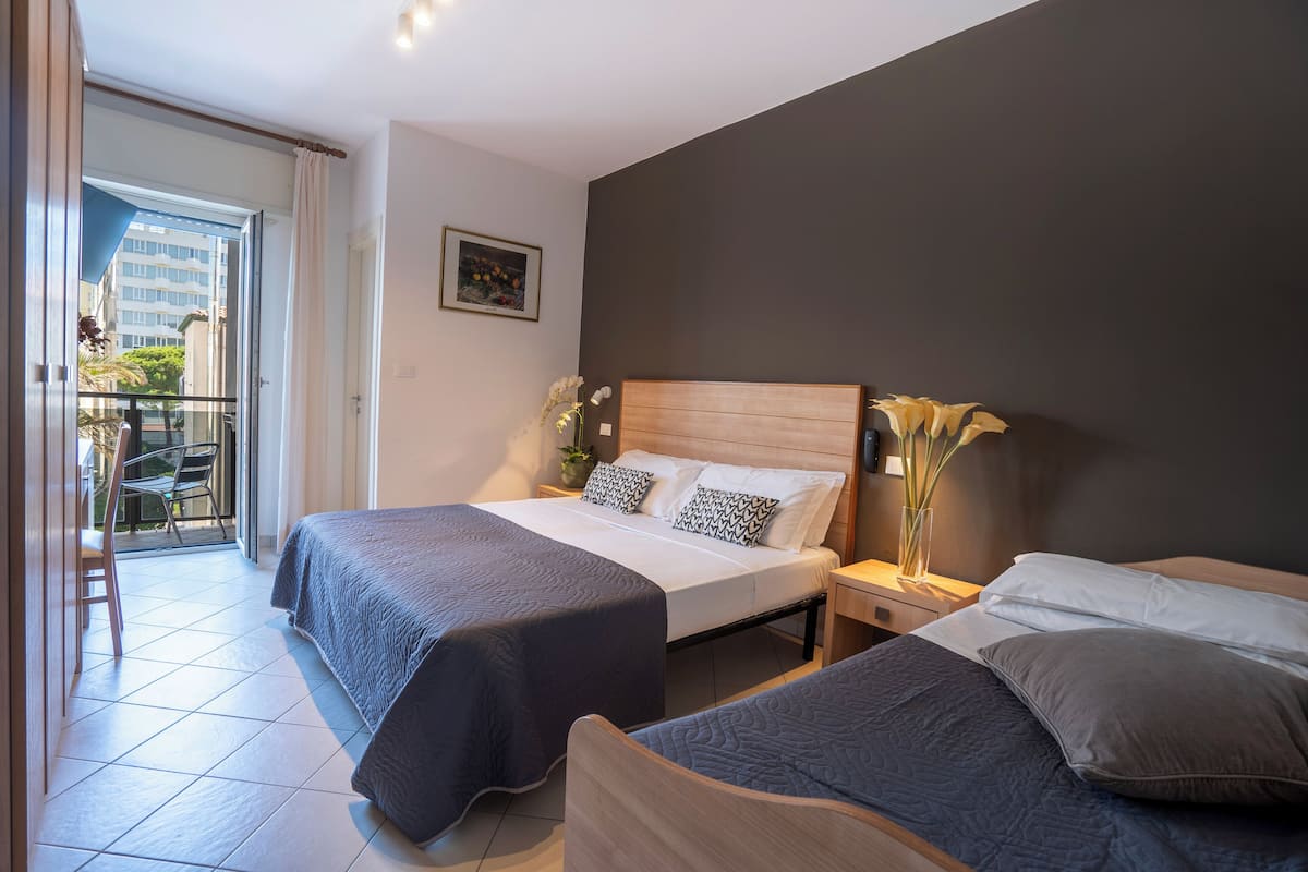 Tripla/Quadrupla Comfort | Escritorio, wifi gratis y ropa de cama